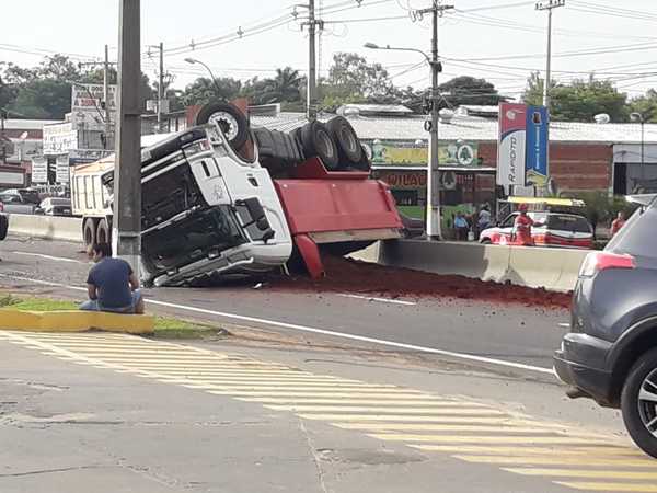 Carrera de camiones termina en vuelco - Capiatá Noticias