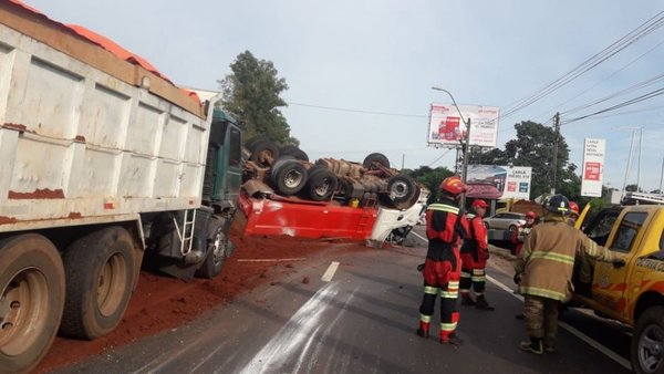 Camión vuelca y genera caos en el tránsito en Capiatá | Paraguay en Noticias