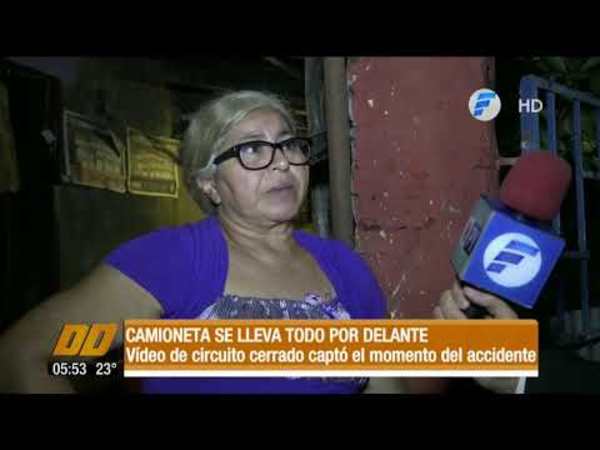 Camioneta se lleva todo por delante