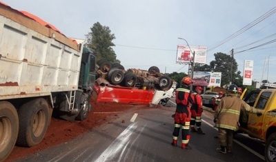 Camión de gran porte queda ruedas para arriba sobre ruta 2