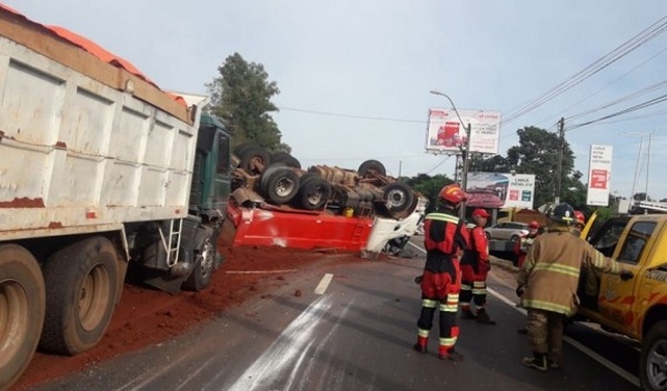 Camión de gran porte queda ruedas para arriba sobre ruta 2