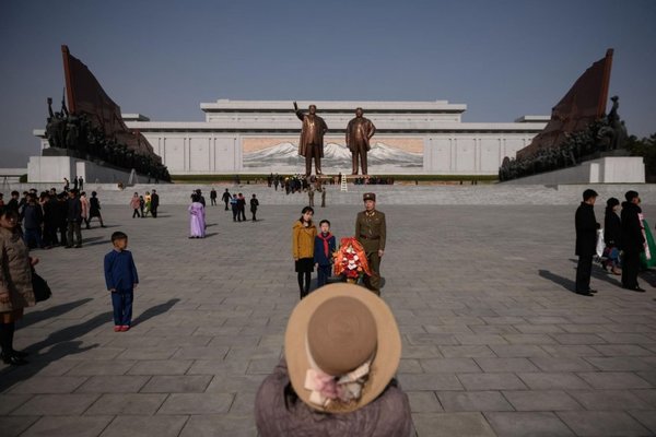 Norcoreanos homenajean a Kim Il Sung en el Día del Sol | Paraguay en Noticias 