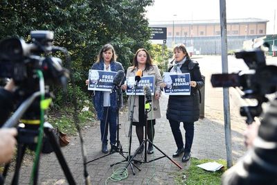 Diputadas eureopeas protestan delante de la cárcel en donde está Assange