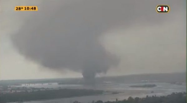 Incendio de fábricas genera peligro tóxico en zona de Remanso