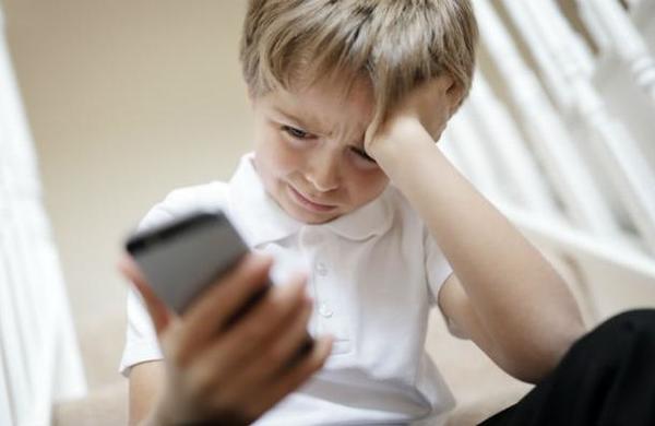 El comportamiento de los padres afecta la participación de los niños en el ciberacoso - C9N