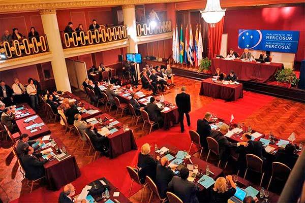 Suspenden elección de Parlasurianos