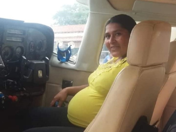 Trasladan por avión a mujer chaqueña en última etapa de embarazo de riesgo