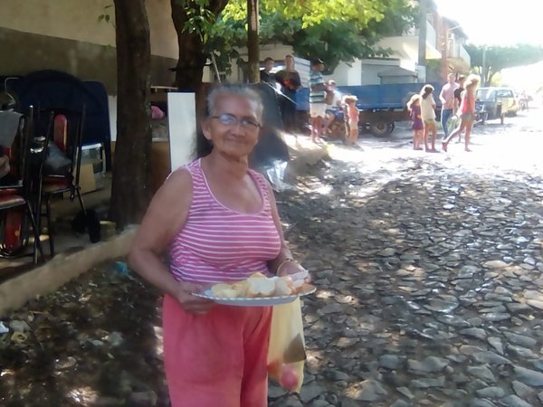 Preparó tortillitas y las repartió a afectados de Villa Cangrejo