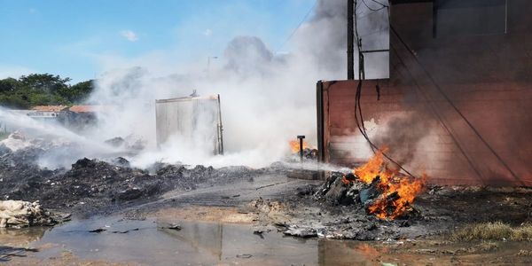 Intentan sofocar incendio en Mariano Roque Alonso