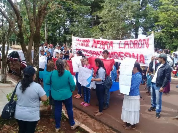 CAMPESINOS SE MANIFIESTAN CONTRA AFARA EN TOMÁS ROMERO PEREIRA