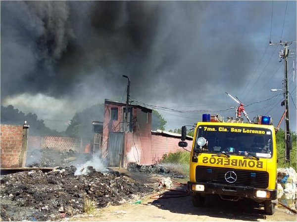 Remanso: Incendio de gran magnitud en planta recicladora | Paraguay en Noticias