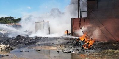 Intentan sofocar incendio en Mariano Roque Alonso | Paraguay en Noticias