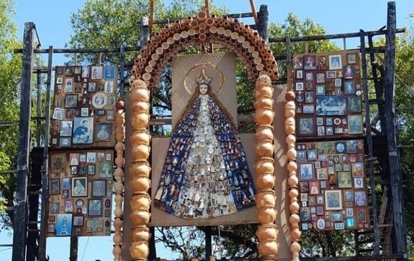 HOY / Koki Ruiz exhibe retablo de Tañarandy elaborado con imágenes de santos