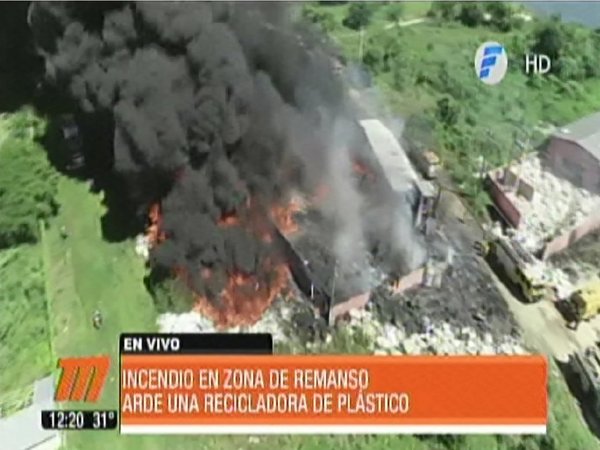 Voraz incendio consume una planta recicladora en Remanso