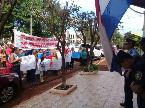 Manifestación en contra de senador Afara | Paraguay en Noticias
