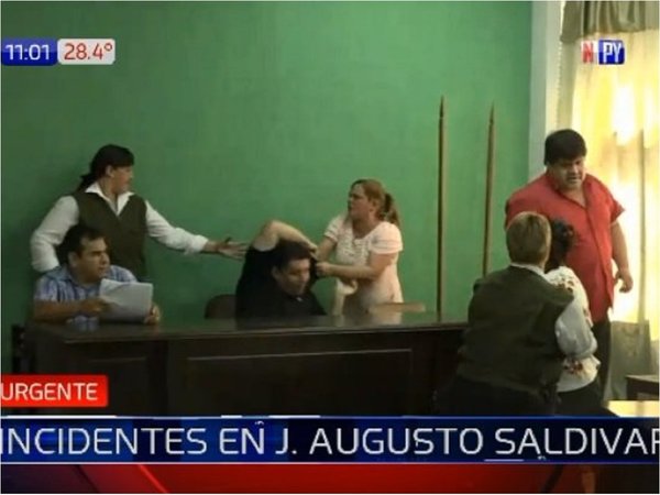 Incidentes y heridos frente a la Municipalidad de J. Augusto Saldívar