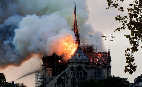 Se incendia la Catedral de Notre Dame en Paris