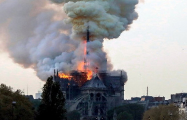 Francia: se incendió la histórica catedral de Notre Dame  - Radio 1000 AM