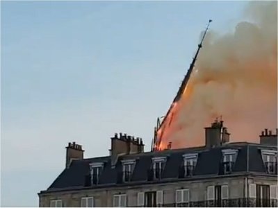 Cae aguja central de la catedral de Notre Dame