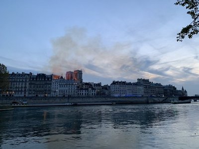 Siguen las llamas en el Notre Dame - ADN Paraguayo
