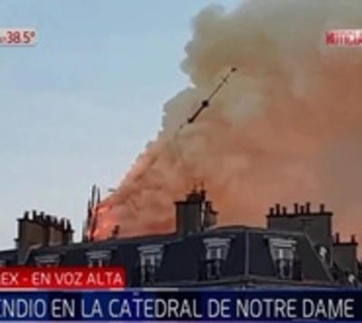 Cae emblemática torre de catedral de Notre Dame de París  - Paraguay.com