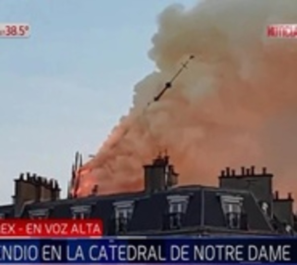 Cae emblemática torre de catedral de Notre Dame de París - Paraguay.com