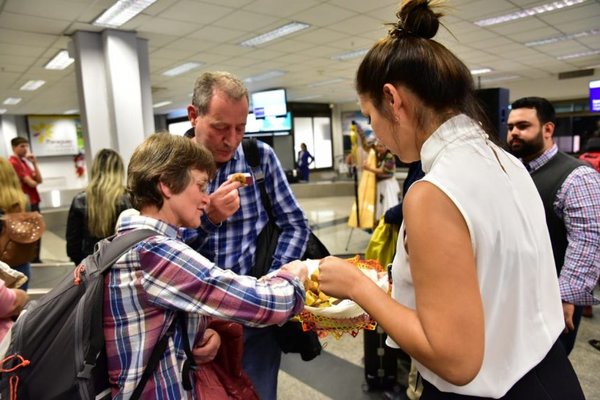 Comidas y bailes típicos para visitantes del aeropuerto - Nacionales - ABC Color