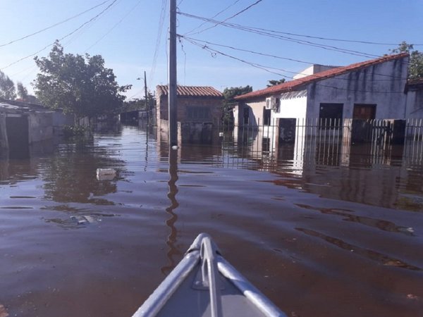 Angustia, drama y resignación de pobladores por inundación en Sajonia  | Paraguay en Noticias 