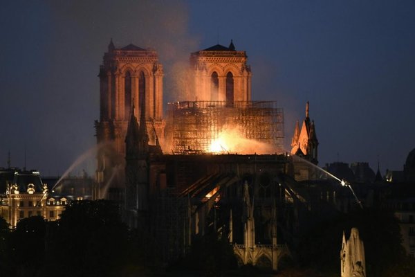 Vaticano recibe con “tristeza” el “terrible” incendio de Notre Dame | Paraguay en Noticias