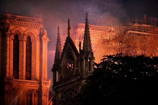 Estructura de Notre Dame puede haberse salvado - Internacionales - ABC Color