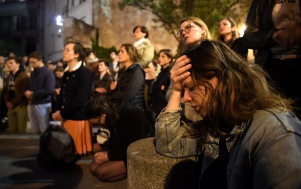 De Merkel a Trump, el mundo deplora con impotencia el incendio de Notre Dame - Internacionales - ABC Color