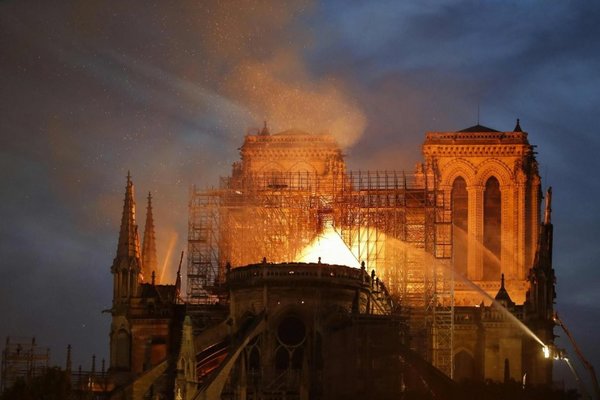 Bomberos no aseguran poder parar propagación del incendio de Notre Dame - Internacionales - ABC Color