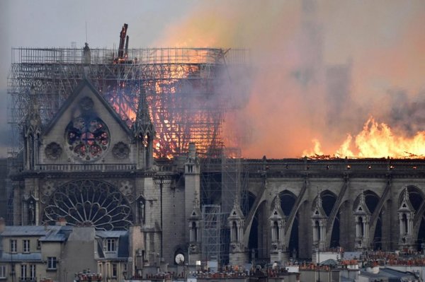 Incendio consume la Catedral de Notre Dame en París - 730am - ABC Color