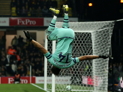 Un blooper de Foster le da el triunfo al Arsenal