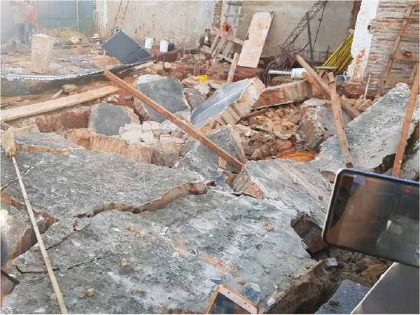 Antigua pared se derrumbó sobre cuatro obreros en Villarrica
