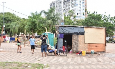 Damnificados seguirán en plazas en medio de penurias