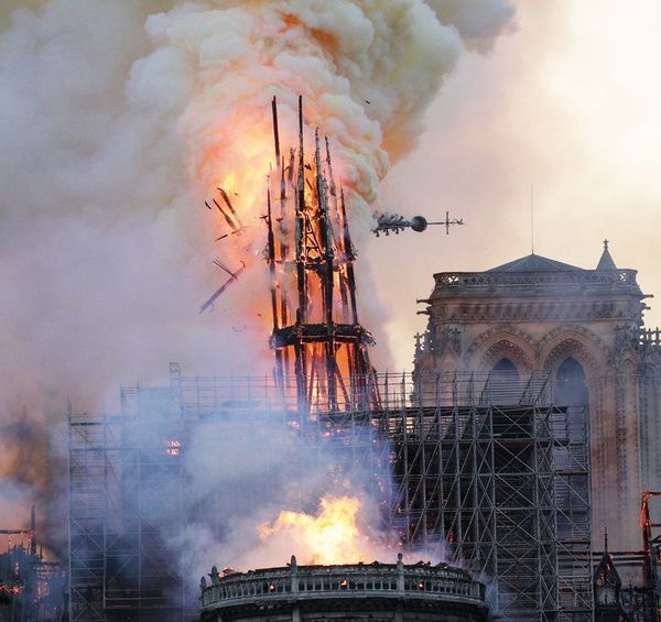 Fuego devora un ícono de París: Notre Dame