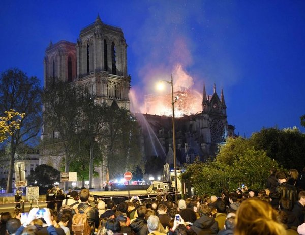 Salvan fachada y torres de Notre Dame - Edicion Impresa - ABC Color