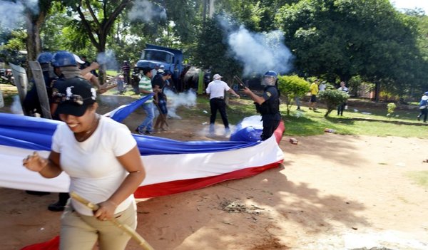 Manifestantes se pelean y policía les dispersó con balines en J. A. Saldívar - Edicion Impresa - ABC Color