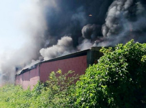 Incendio destruye planta recicladora - Edicion Impresa - ABC Color