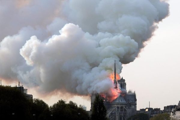 La catedral de Notre Dame es devastada