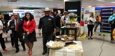 HOY / Con chipa, cocido, mbeju y asadito reciben a pasajeros en el aeropuerto