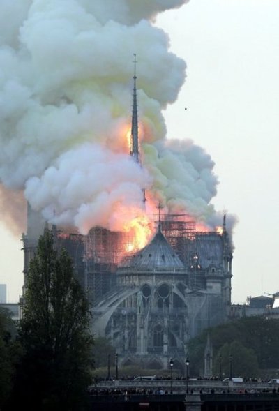 Arde Catedral de París y, con ella, siglos de historia - Edicion Impresa - ABC Color