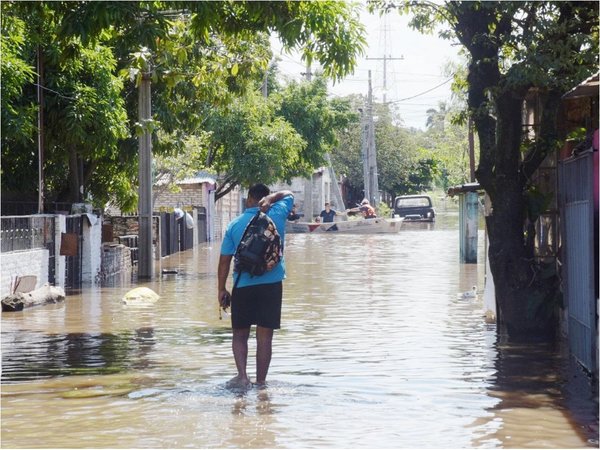 Damnificados afectados por muro cedido urgen refugios y materiales
