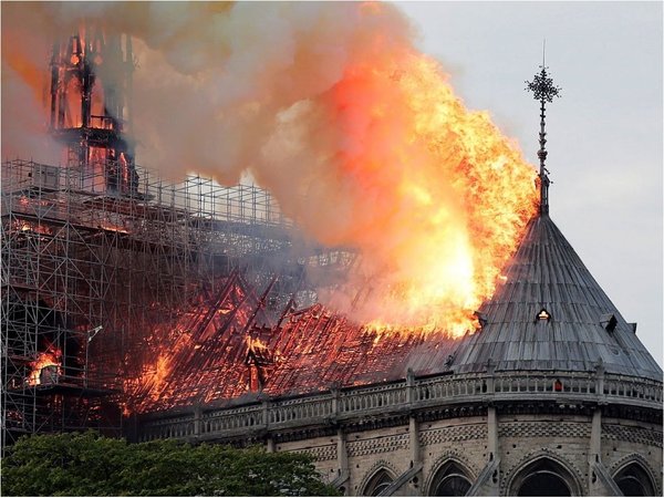 Conmoción mundial por el incendio en la catedral Notre Dame de París