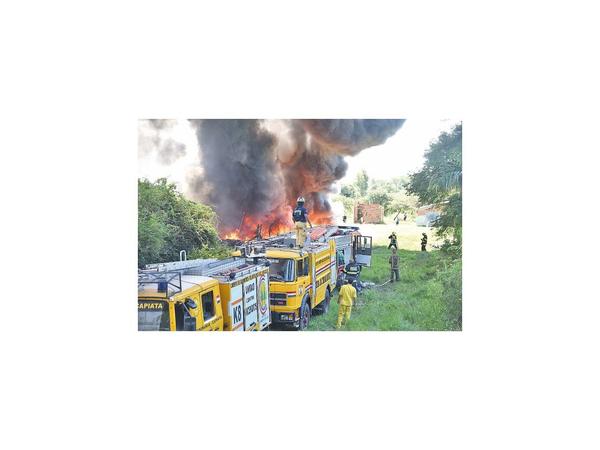 Fuego consume planta recicladora y apuntan a empleados sin cobrar