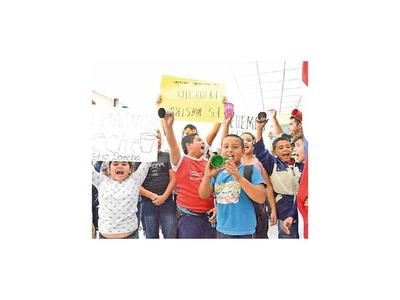 Docentes lamentan falta de leche para niños en Borja