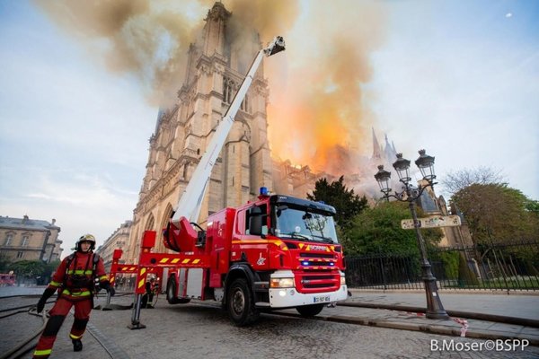 Millonarios y donantes privados se movilizan para reconstruir Notre Dame - Internacionales - ABC Color