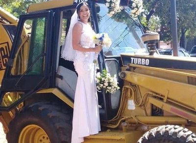 Llegó a su boda en un tractor amarillo