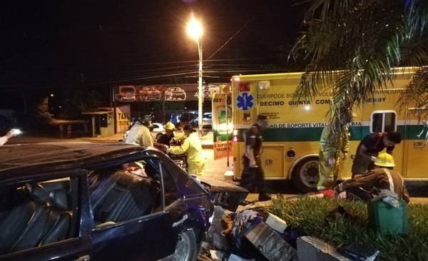 HOY / Mercedes chocó contra cantero, ocupantes sufrieron lesiones graves